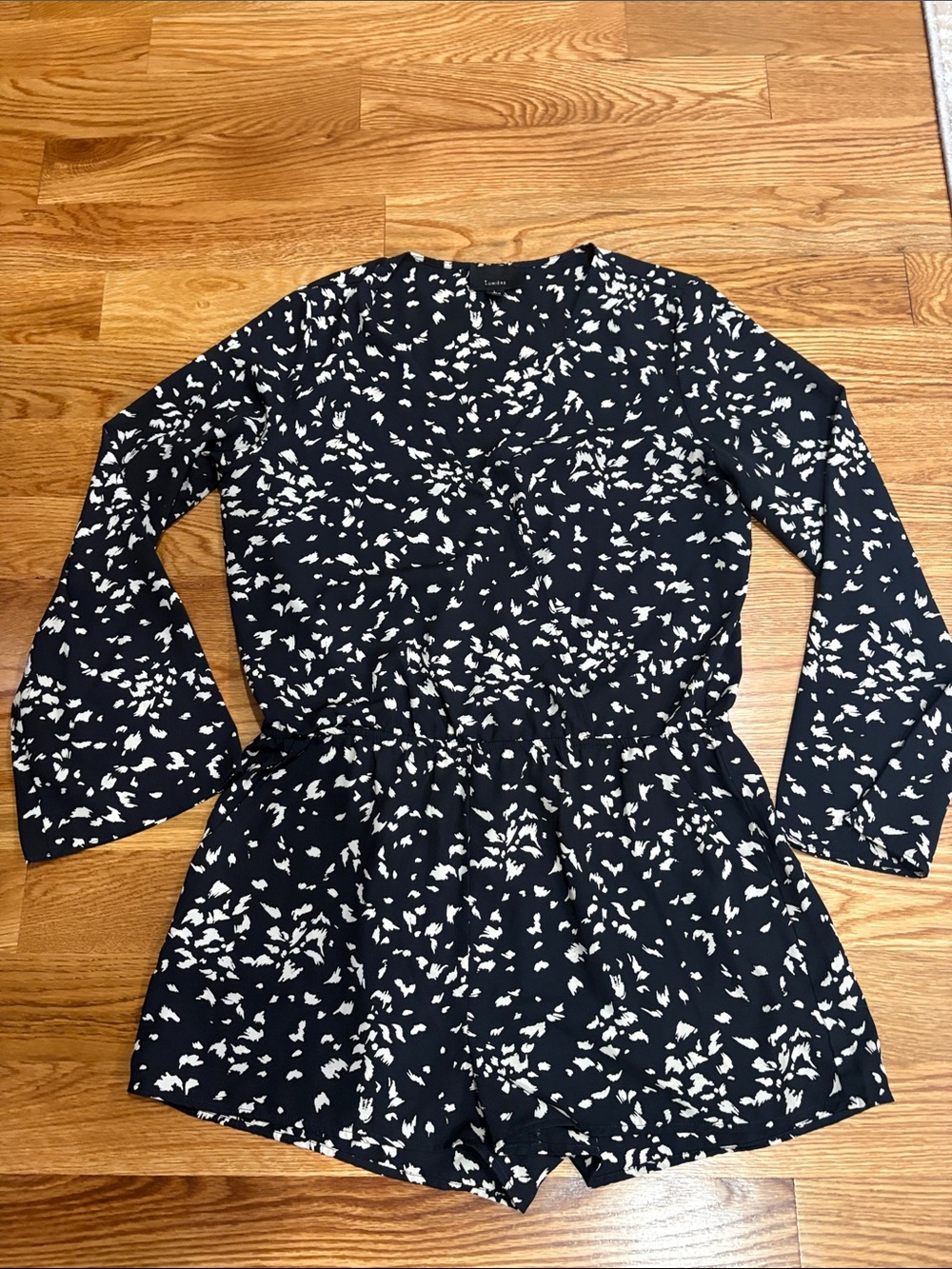 Lumiere Long-Sleeve surplice romper black tan elastic waist pockets Large
